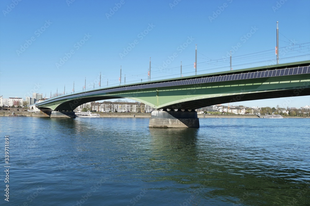 Kennedybrücke - Sicht vom Beueler Ufer in Bonn am Rhein