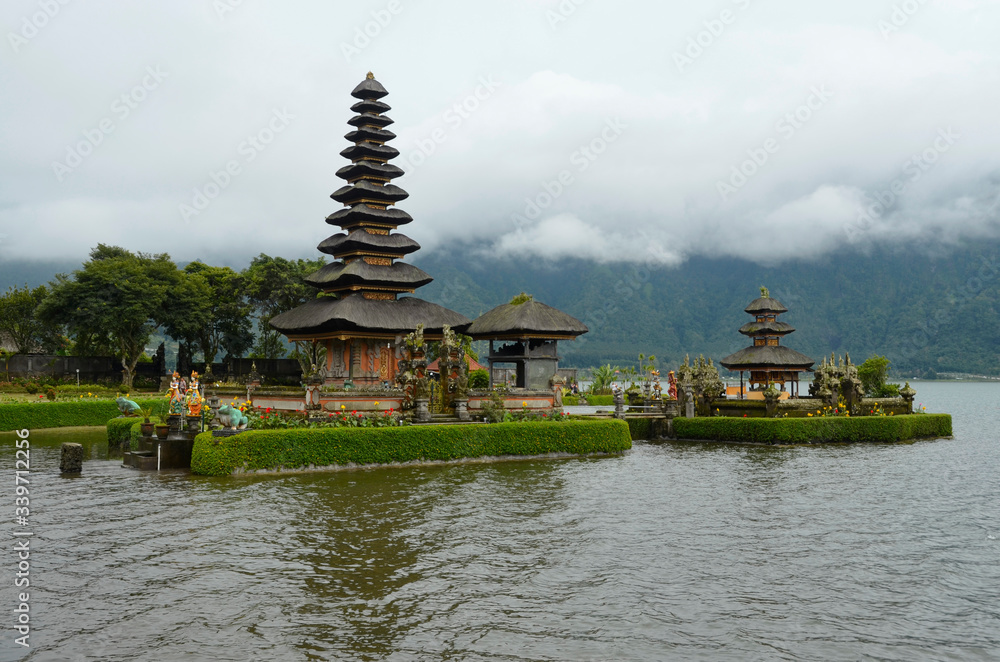 Świątynia na jeziorze, Ulun Danu Bratan - Bali, Indonezja Świątynia na jeziorze, Ulun Danu Bratan - Bali, Indonezja