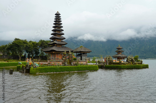   wi  tynia na jeziorze  Ulun Danu Bratan - Bali  Indonezja