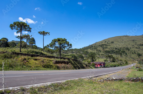 Paisagem com rodovia em área rural photo