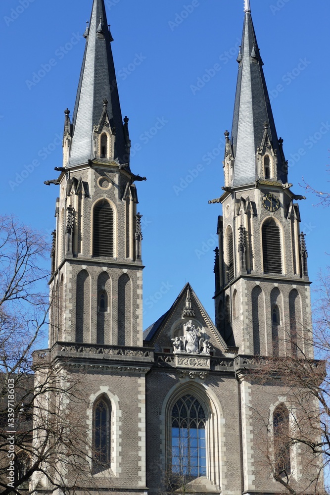 Türme der Stiftskirche in Bonn am Rhein Türme der Stiftskirche in Bonn am Rhein
