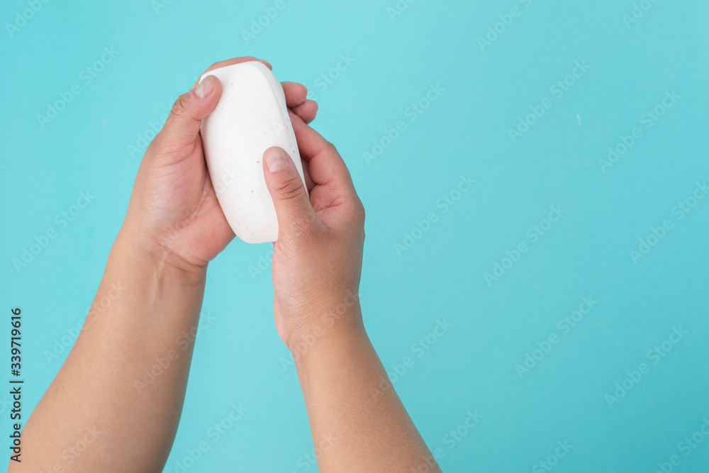 Lavado de manos con jabón para prevenir contagio de coronavirus, con fondo de color azul Lavado de manos con jabón para prevenir contagio de coronavirus, con fondo de color azul