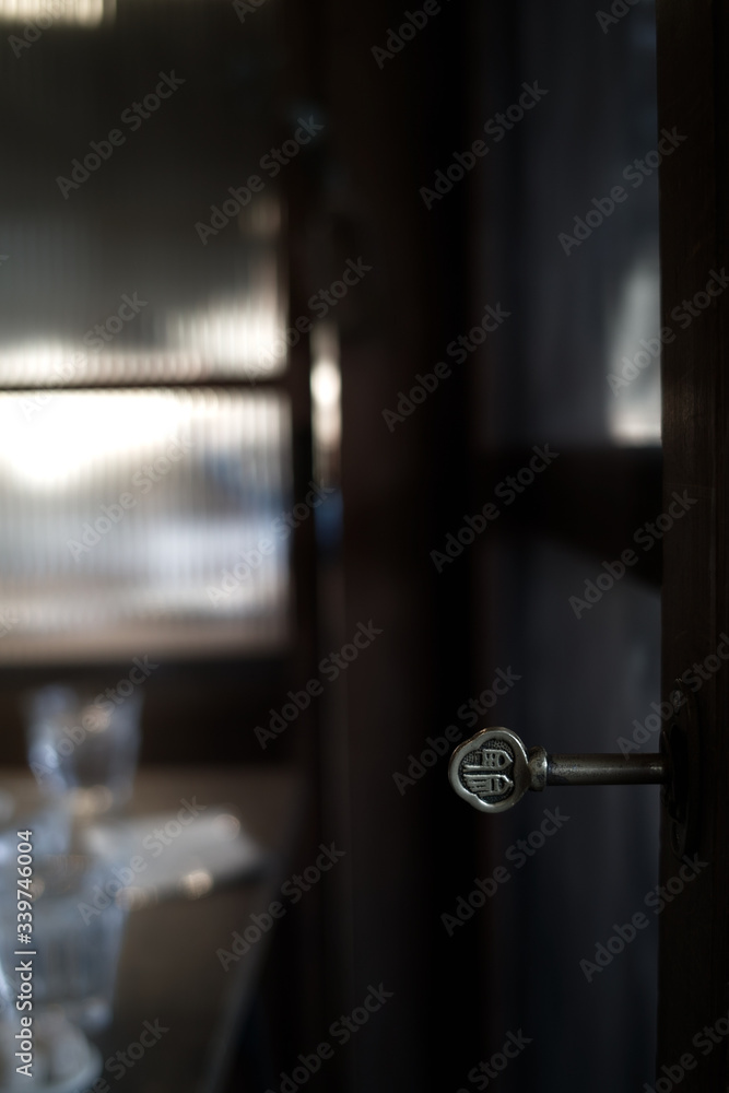 Obraz premium 古い窓の鍵