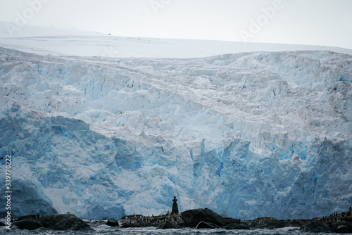 Obraz na plátně Statue in an Island in front of Iceberg