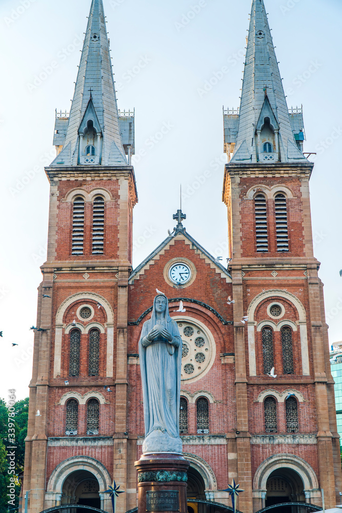 Fototapeta premium Saigon Notre-Dame Cathedral Basilica (Basilica of Our Lady of The Immaculate Conception) on blue sky background in Ho Chi Minh city, Vietnam. Ho Chi Minh is a popular tourist destination of Asia.