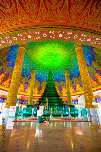 タイランドはバンコクにあるワットパックナーム、キラキラと美しいお寺です。
