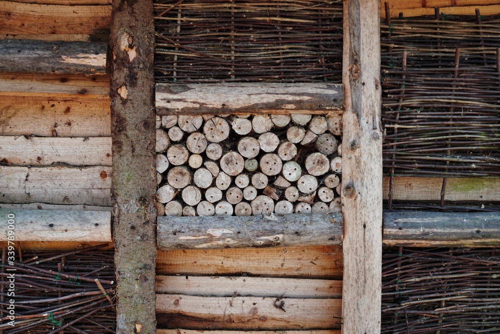 Do it your self bee hotel shelter
Do it your self bee hotel shelter