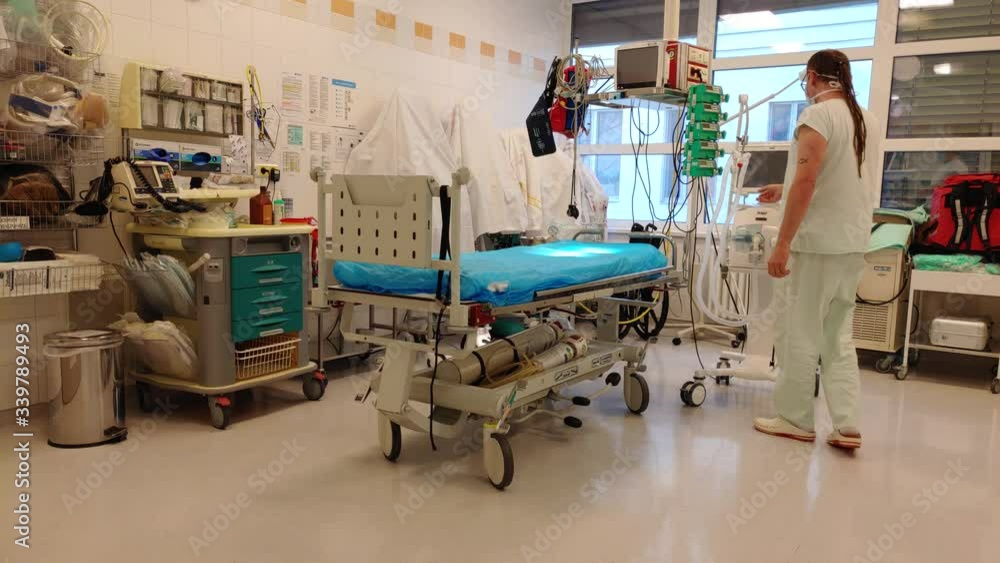 Vidéo Stock Male nurse with dreadlocks turns on medical ventilator on