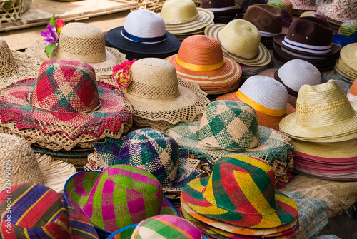 Vente de chapeaux au marché de Fianarantsoa - Madagascar.