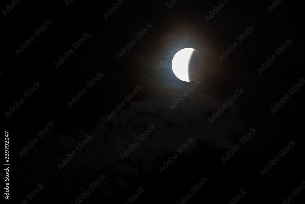 leuchtende haelfte von mond am himmel leuchtende haelfte von mond am himmel