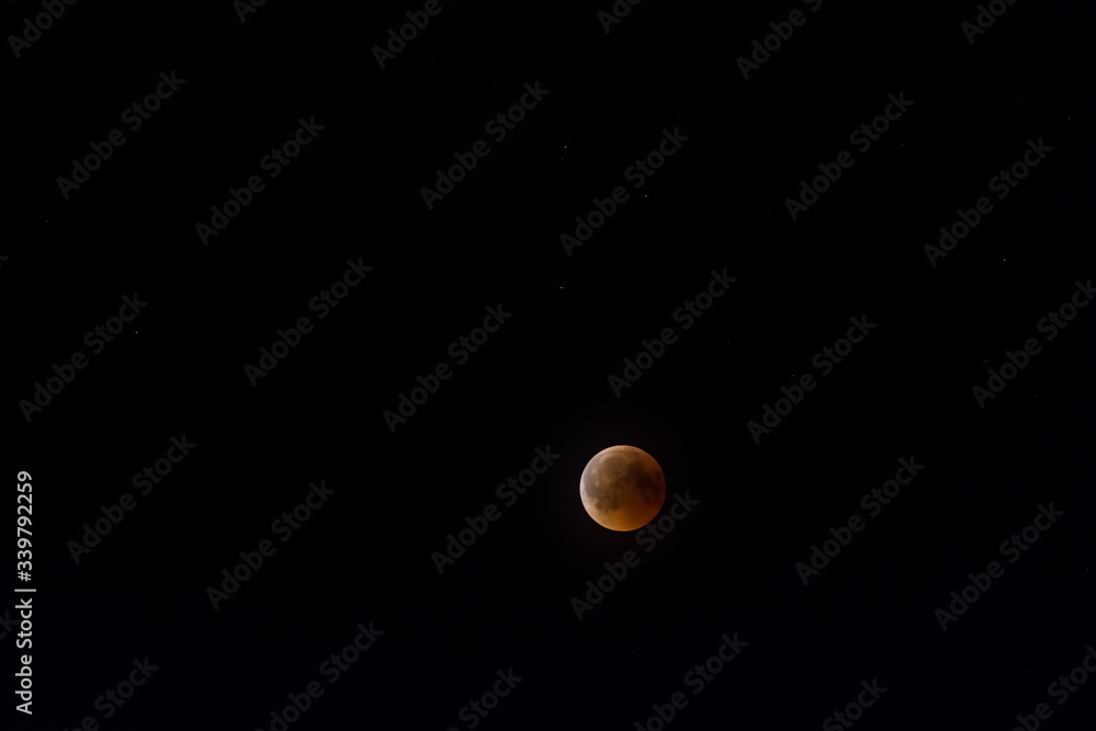 teils verdeckter mond bei einer mondfinsternis in der nacht teils verdeckter mond bei einer mondfinsternis in der nacht