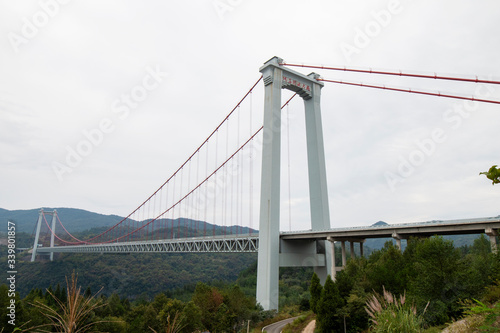 横跨2岸的铁索桥