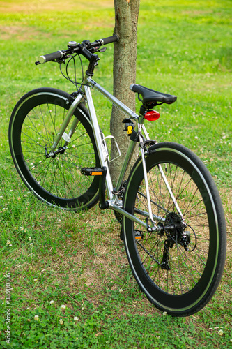 야외 공원 목초지에 세워진 자전거