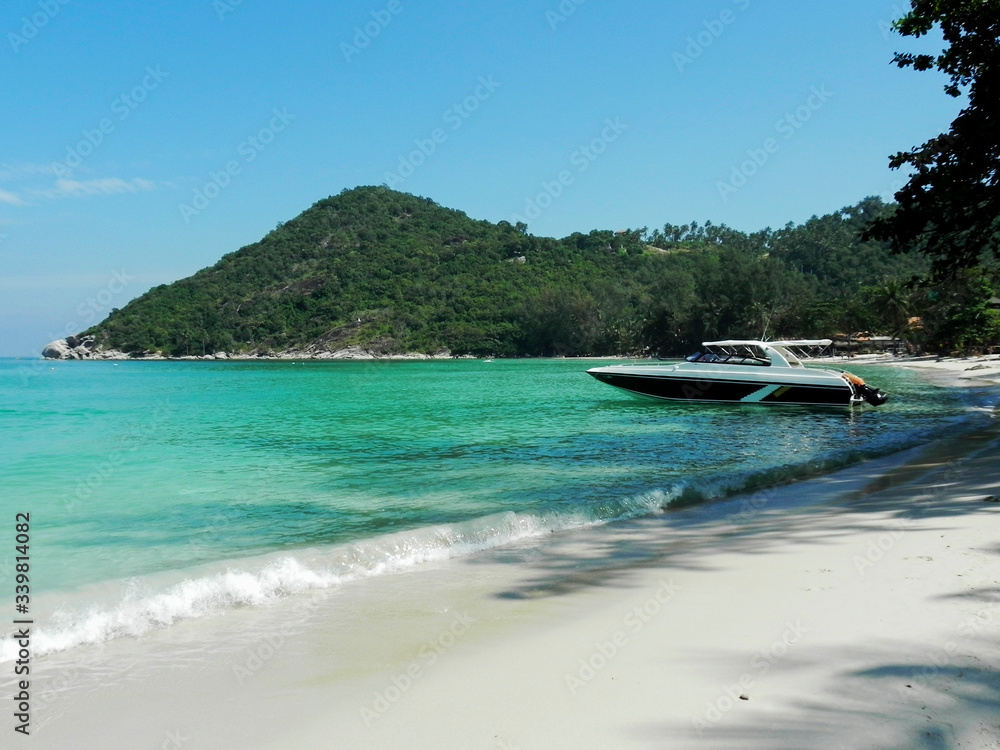 Fototapeta premium Tropical beach, traditional long tail boats, Gulf of Thailand, Thailand.