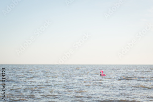 une bouée flamant rose sur la mer