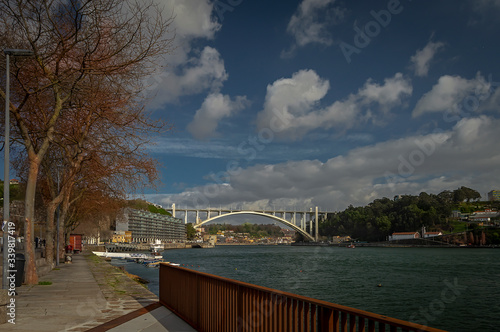 Ponte da Arrábida que une as duas cidades, Porto e Gaia. Esta ponte é um ícone da cidade do Porto.