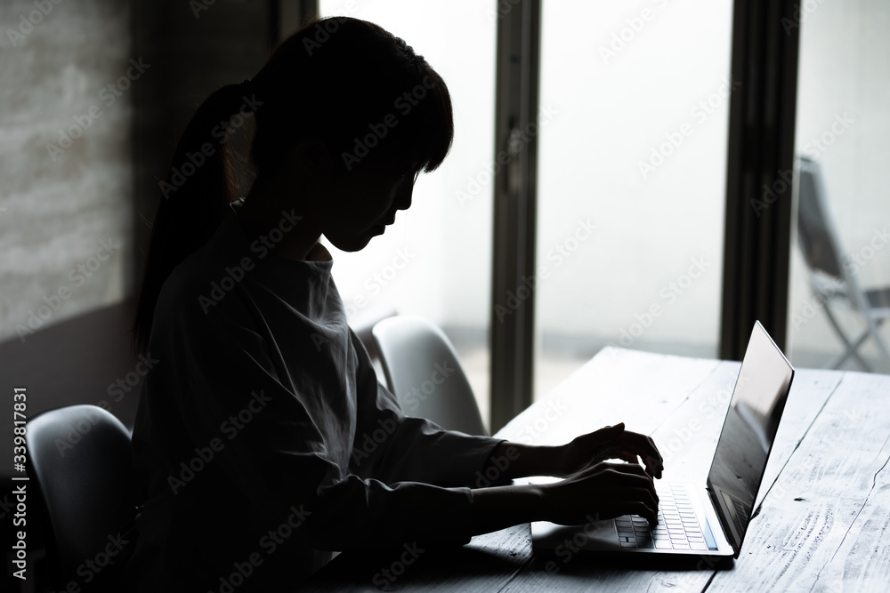 暗い部屋の中でパソコン作業をする若い女性のシルエット姿 Foto De Stock Adobe Stock 暗い部屋の中でパソコン作業をする若い女性のシルエット姿 Foto De Stock Adobe Stock
