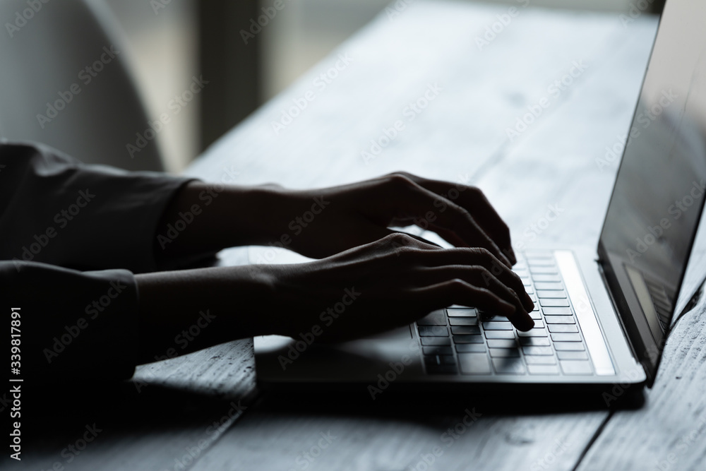 暗い部屋の中でパソコン作業をする若い女性のシルエット姿 Stock 写真 Adobe Stock