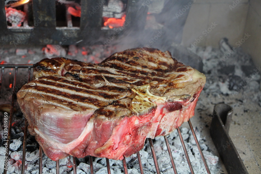 Carne alla brace, bistecca, bistecca fiorentina ai ferri. Stock Photo |  Adobe Stock