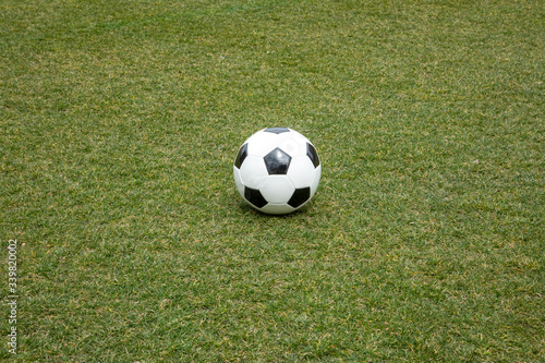 芝生の上のサッカーボール