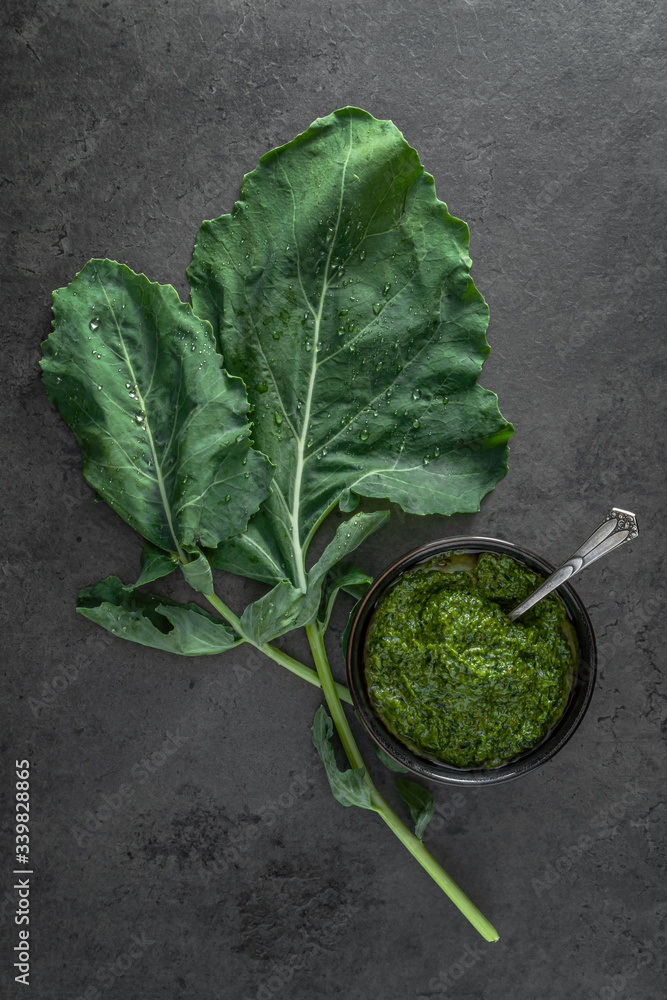 Pesto aus Kohlrabiblättern auf einem dunklen Hintergrund