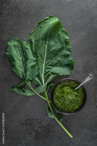 Obraz na płótnie Pesto aus Kohlrabiblättern auf einem dunklen Hintergrund w salonie