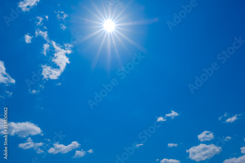 【写真素材】 青空　空　雲　春の空　背景　背景素材　4月　コピースペース　 © Rummy & Rummy