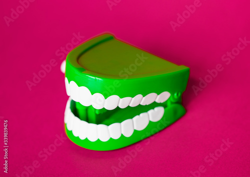 Φωτογραφία Wind up chattering teeth toy