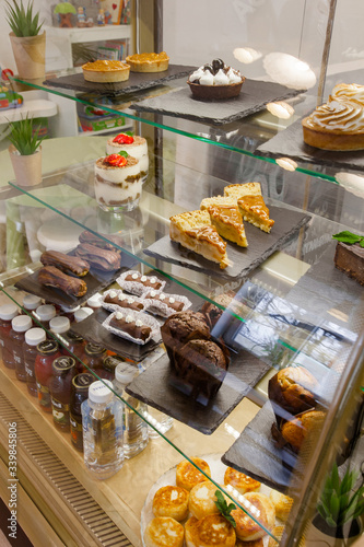 Obraz na płótnie Cakes in a cafe w salonie