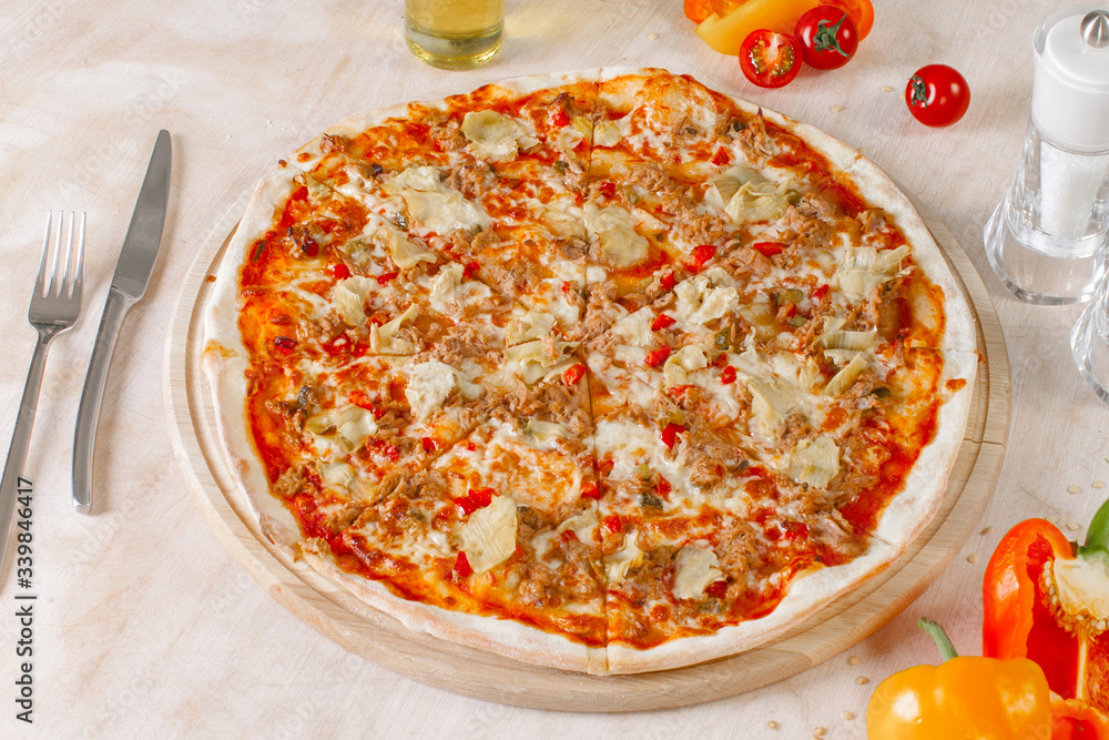 Pizza with tuna and artichokes