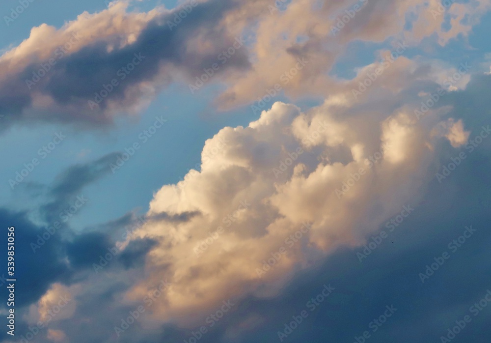 Leuchtende Wolke am Abendhimmel