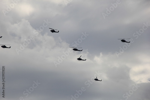 曇天に飛ぶ複数のヘリコプター