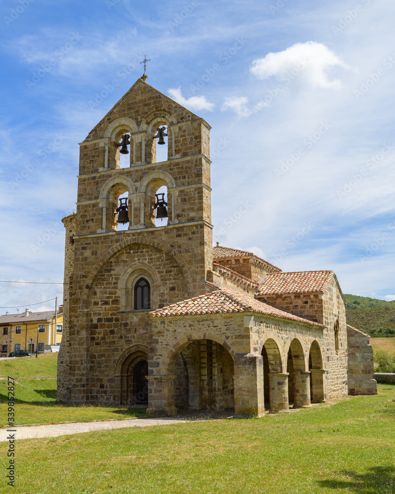 Vista exterior de la Colegiata de San Salvador de Cantamuda, en la provincia de Palencia. Castilla y León. España. Europa