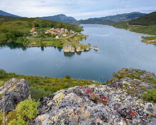 Vista de la pequeña población de Alba de los Cardaños, junto al embalse de Camporredondo, en la provincia de Palencia. Castilla y León. España. Europa