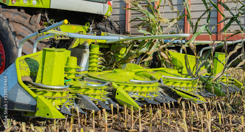 Maisernte, Maishäcksler in der Aktion, Erntewagen mit Traktor photo