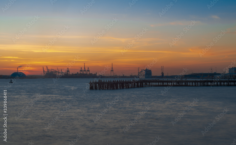 Fototapeta premium Lovely summer's evening sunset from the Town Quay Pier in Southampton