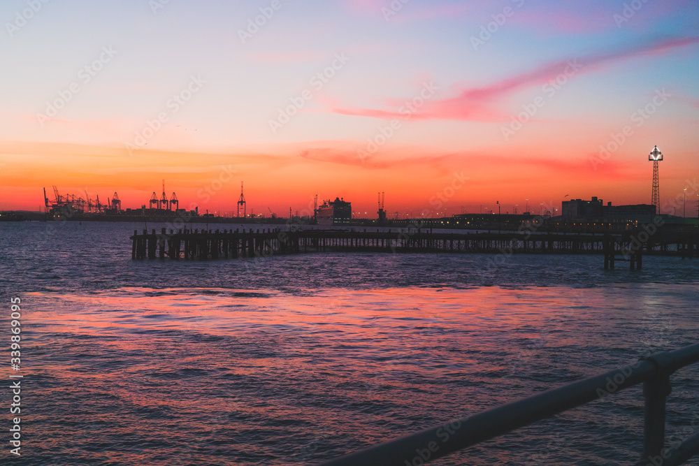 Obraz premium Lovely summer's evening sunset from the Town Quay Pier in Southampton