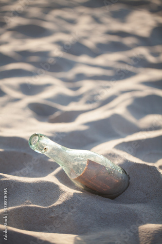 Obraz na płótnie Letter in the bottle. A bottle with a letter buried on the beach w salonie