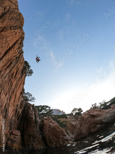 Hombre saltando al mar mediterráneo en la playa de S'Agaró, Costa Brava