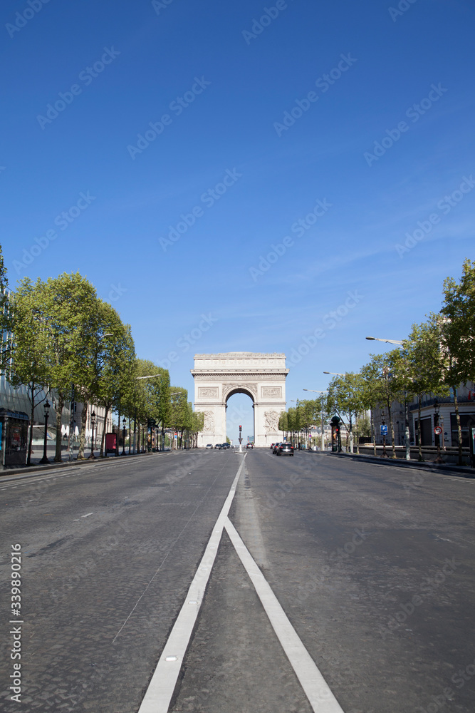 Avenue des Champs Elysées et l'Arc de Triomphe pendant le confinement du au Coronavirus, avec tres tres peu de véhicules et sans pieton