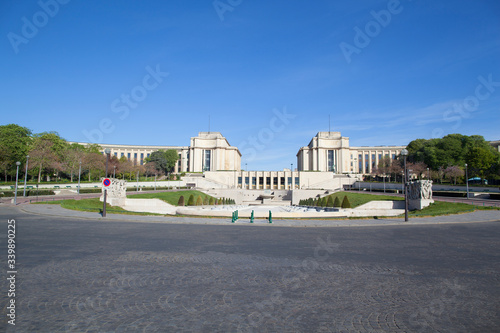 Jardin du Trocadero et le Palais de Chaillot pendant le confinement du au Coronavirus. Sans personnage et sans circulation