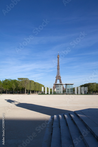 Arbres du Champ de Mars devant la Tour Eiffel, pendant le confinement du au Coronavirus. Sans personnage et sans vehicule. 