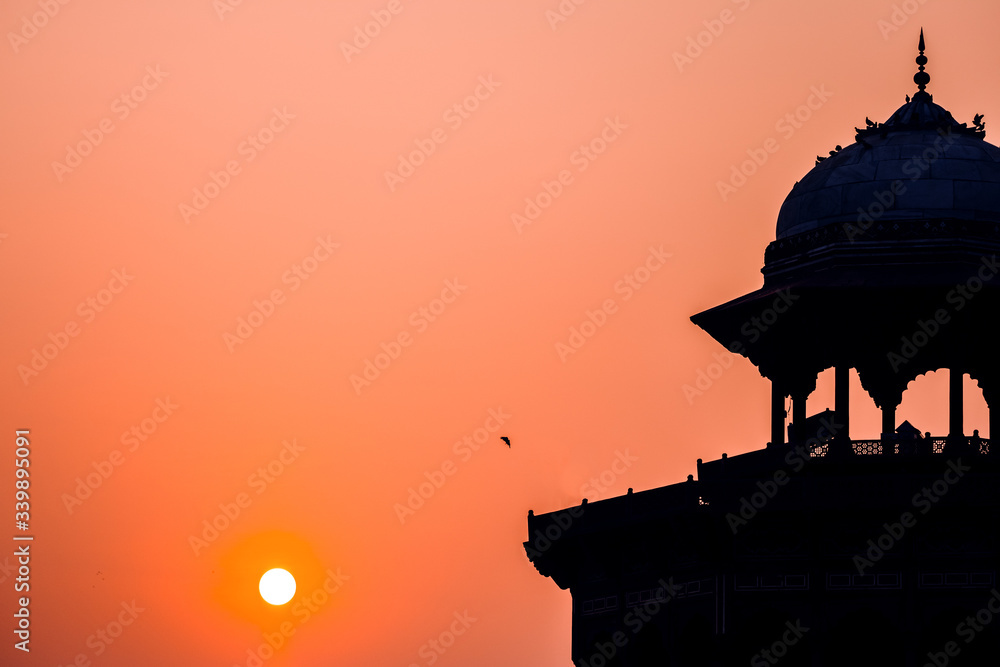 Couché de soleil sur un coupole du Taj Mahal en Inde