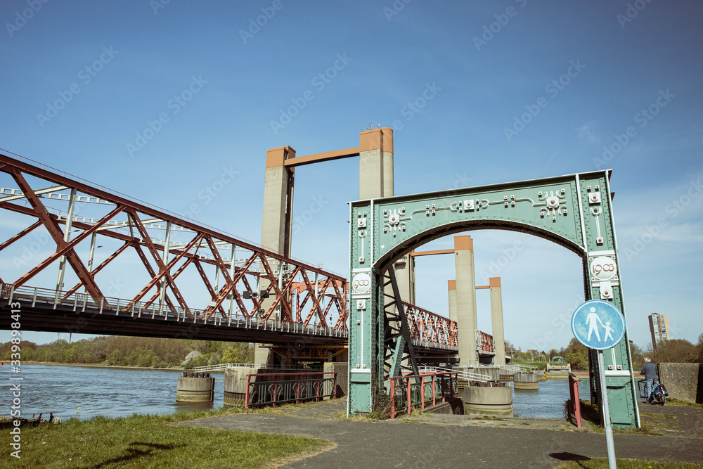 Obraz premium Red and old bridge gate in Spijkenisse, south Holland