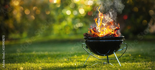 Foto Barbecue Grill with Fire on Open Air. Fire flame