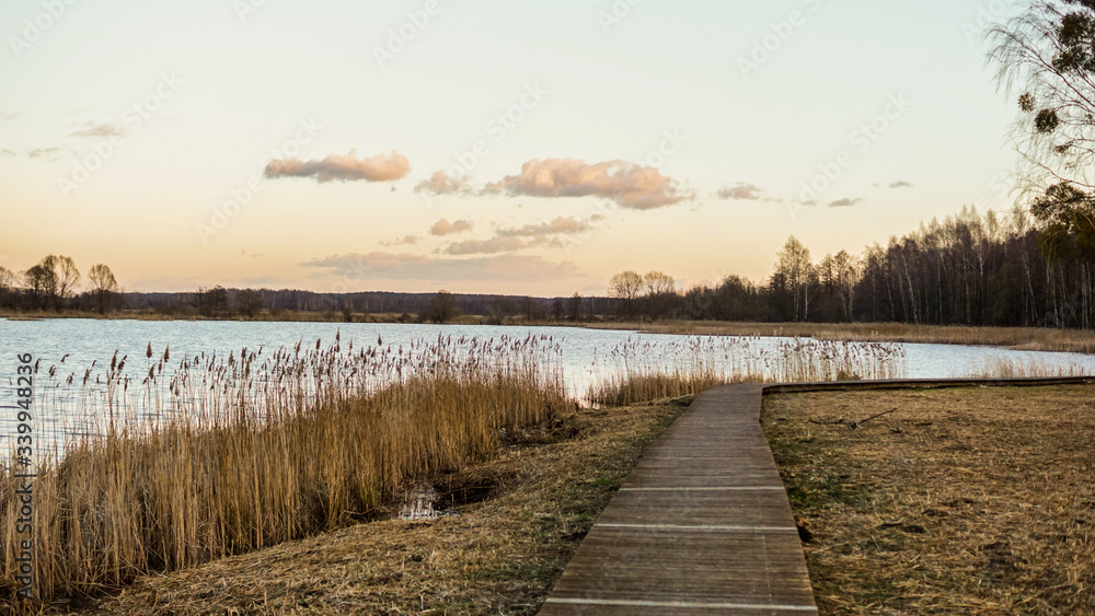 Kładka nad stawem zachód słońca