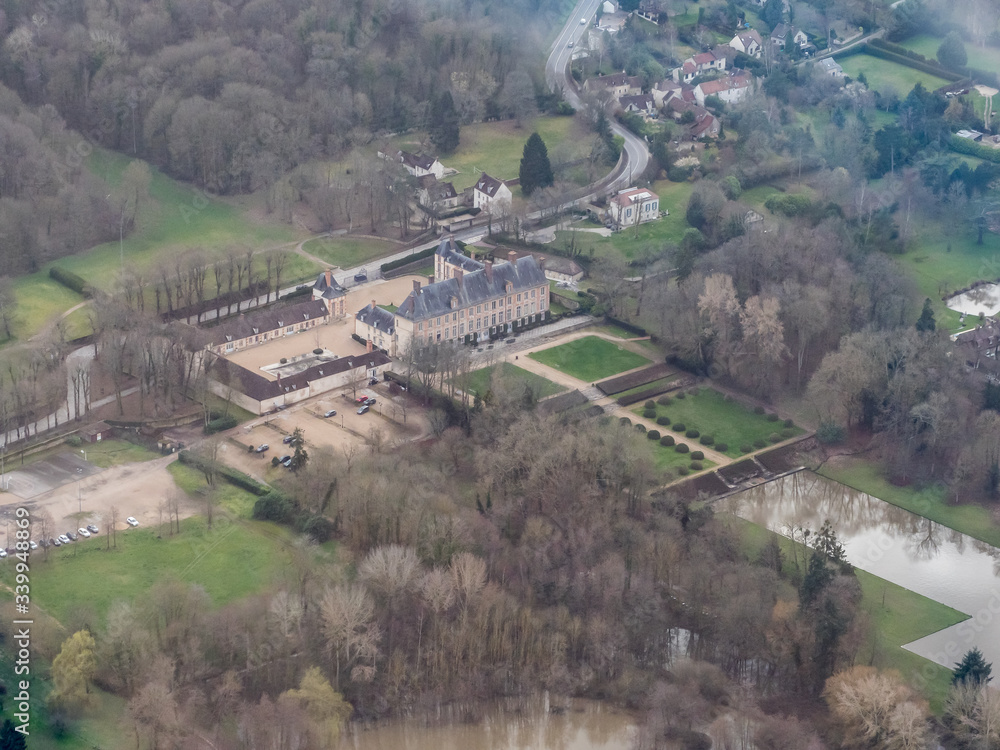 Obraz premium vue aérienne du château des Mesnuls dans les Yvelines en France
