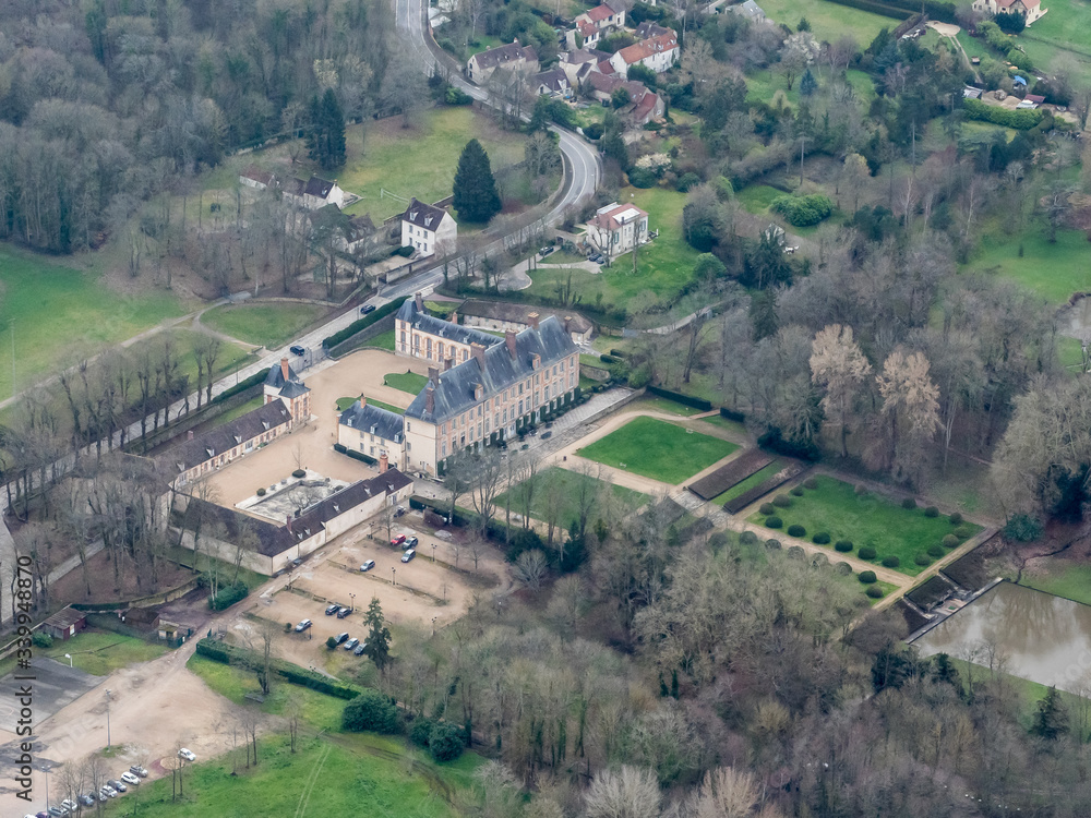 vue aérienne du château des Mesnuls dans les Yvelines en France