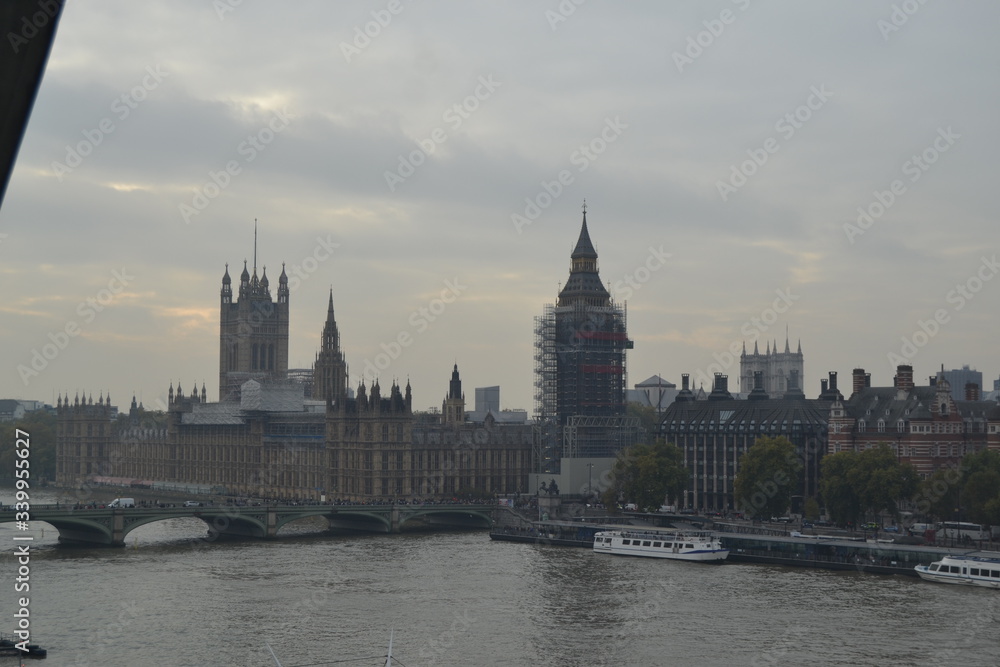 Obraz premium Picture of the UK parliament and the world famous big ben in construction.