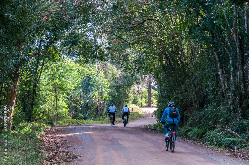 Viagem de cicloturismo nos Caminhos de Pedra, regiao de Bento Goncalves, Rio Grande do Sul, Brasil, foto de Ze Paiva, Vista Imagens. Viagem de cicloturismo nos Caminhos de Pedra, regiao de Bento Goncalves, Rio Grande do Sul, Brasil, foto de Ze Paiva, Vista Imagens.
